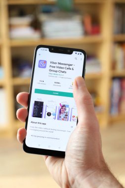 WARA, POLAND - 29 HAZİRAN 2021: Viber Messenger canlı sohbet ve telekonferans uygulamasını Android OS, Xiaomi markalı akıllı telefona yükleyen kullanıcı.