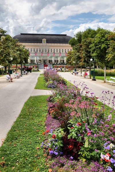 Zły Ischl Austria Sierpień 2022 Ludzie Odwiedzają Kurpark Centrum Bad — Zdjęcie stockowe