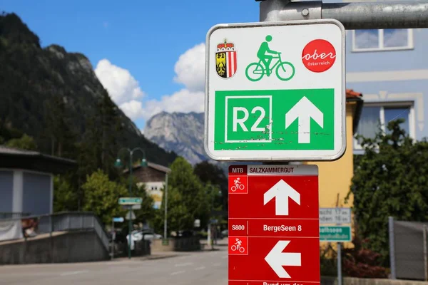 Ebensee Austria August 2022 Ebensee的自行车方向标志 包括奥地利的山地自行车路线和Salzkammergut Radweg R2主要路线 — 图库照片