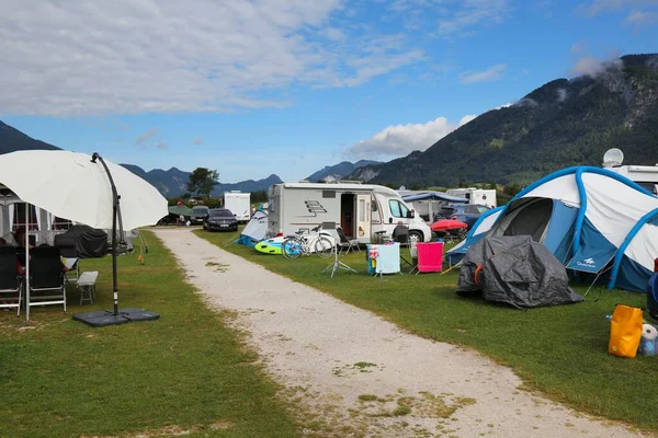Sankt Gilgen Áustria Agosto 2022 Camper Vans Tendas Acampamento Perto — Fotografia de Stock