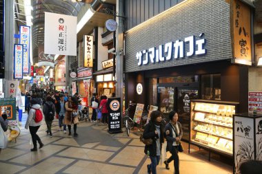 Nara, Japonya - 23 Kasım 2016: İnsanlar ziyaret alışveriş caddesi: Nara, Japan kaplı. Nara bir Japonya'nın eski başkenti şehir olduğunu. Günümüzde 368,636 insanların yaşadığı büyük bir şehir olduğunu.