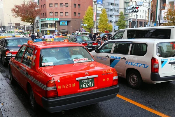 2016年12月1日 人们在日本东京银座区乘坐丰田皇冠舒适出租车 东京是日本的首都 780万人居住在市区 — 图库照片