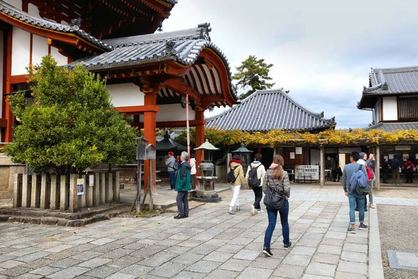 日本Nara 2016年11月23日 游客参观日本奈良的Kofuku Ji寺庙 这座寺庙是奈良世界文化遗产的一部分 — 图库照片