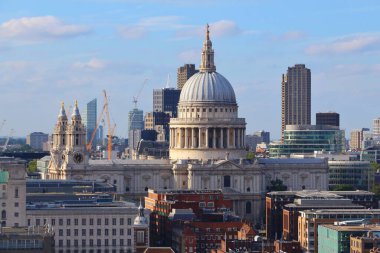 St. Paul Katedrali ile Londra Şehri ufuk çizgisi.