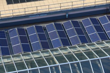 Çatı güneş panelleri teknoloji - fotovoltaik elektrik hücreleri yükleme Londra, İngiltere.