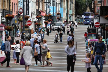 LEEDS, İngiltere - 12 Temmuz 2016: İnsanlar Leeds şehir merkezindeki Briggate Caddesi 'nden alışveriş yapıyor. Leeds kentsel alanı 1.78 milyon nüfusa sahiptir..