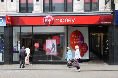 LEEDS, İngiltere - 12 Temmuz 2016: İnsanlar Leeds, İngiltere 'deki Virgin Money şubesini ziyaret ediyor. Bankacılık ve ipotek finans uzmanı Virgin Money, Virgin Group 'un bir parçasıdır ve 75 ofisi vardır..