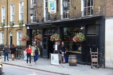 LONDON, İngiltere - 8 Temmuz 2016: İnsanlar Londra 'nın Southwark ilçesindeki Young' s Bar zincirinin Üzüm Barı 'nı ziyaret ediyor. Londra 'da 7000' den fazla bar var..