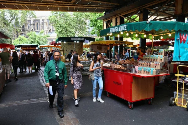 2016年7月8日 人们在伦敦Southwark的Borough市场购物 它是欧洲最古老的市场之一 它的1000岁生日是在2014年 — 图库照片