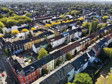 Almanya 'nın Oberhausen şehrinde. Sokaklar ve yerleşim yerlerinin havadan görünüşü.