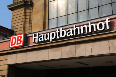 HAGEN, GERMANY - 16 SEPTEMBER 2020: Almanya 'daki Hagen merkez tren istasyonuna (Hauptbahnhof Hbf) Deutsche Bahn (Alman Demiryolları) imzası.