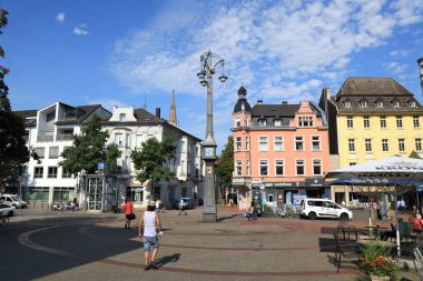 DORTMUND, GERMANY - 16 Eylül 2020: Dortmund 'un Hoste ilçesinde insanlar Schlanke Mathilde saatine yakın yürüyorlar. Schlanke Mathilde (Türkçe: Slim Mathilde) Marktplatz Meydanı 'nda bulunan tarihi bir saattir..