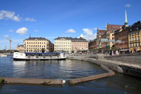 STOCKHOLM, SWEDEN - 30 Mayıs 2010: İnsanlar Kornhamnstorg 'u Stockholm, Kornhamn bölgesinde ziyaret ediyor. Stockholm İsveç 'in başkentidir..