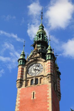 Pomerania bölgesindeki Gdansk şehri (ayrıca nas Danzig olarak da bilinir). Tren istasyonu saat kulesi..