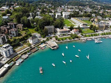 Avusturya Alpleri 'ndeki Worthersee Dağı Gölü. Carinthia eyaletindeki Avusturya manzarası. Velden am Worther See kasabası. Drone bakış açısı.