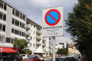 Avusturya 'nın Klagenfurt kentinde bir sokağa Kurzparkzone (Kısa Park Bölgesi) park işareti.