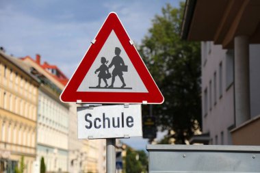 Avusturya 'nın Klagenfurt kentinde bir okul (Schule) yakınlarında çocuklar uyarı işareti.