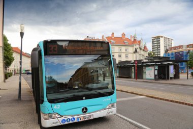 KLAGENFURT, AUSTRIA - 12 Ağustos 2022: Klagenfurt, Avusturya 'da toplu taşıma otobüsü. Klagenfurt Avusturya 'nın en büyük 6. şehridir..