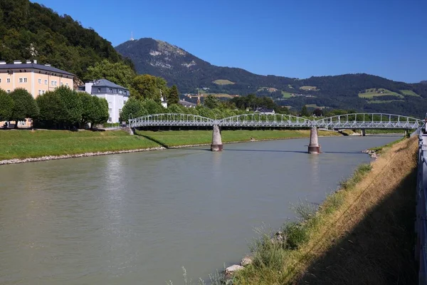 Salzburgo Áustria Salzach River Footbridge Mozartsteg Kapuzinerberg Hill — Fotografia de Stock