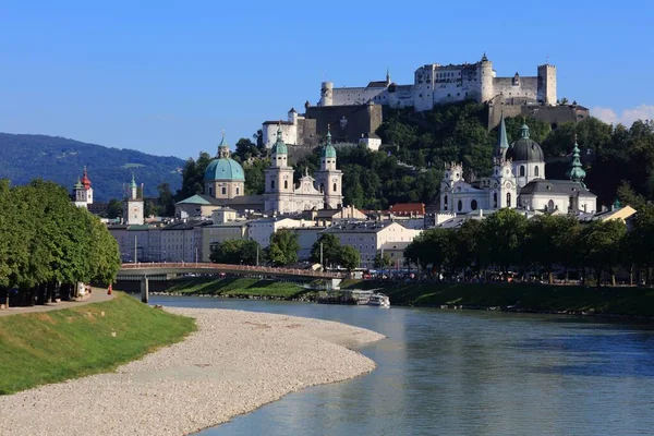 Salzburg Ausztria Nyári Kilátás Város Hohensalzburg Erőd Egyéb Látnivalók Folyó — Stock Fotó