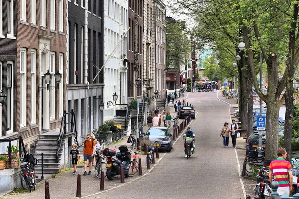 Amsterdam Nederländerna Juli 2017 Folk Promenerar Längs Amstel Street Amsterdam — Stockfoto
