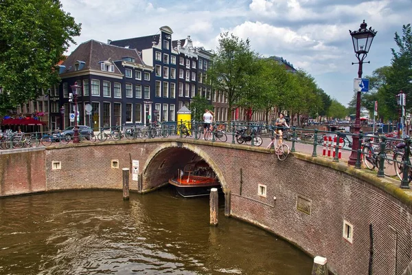 Amsterdão Países Baixos Julho 2017 Pessoas Visitam Canal Herengracht Cidade — Fotografia de Stock