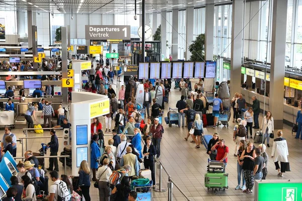 Amsterdam Niderlandy Lipiec 2017 Tłum Pasażerów Lotnisku Schiphol Amsterdamie Schiphol — Zdjęcie stockowe