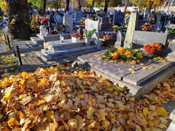 Bytom Polonia Octubre 2021 Vista Otoño Tumbas Velas Cementerio Durante — Foto de Stock