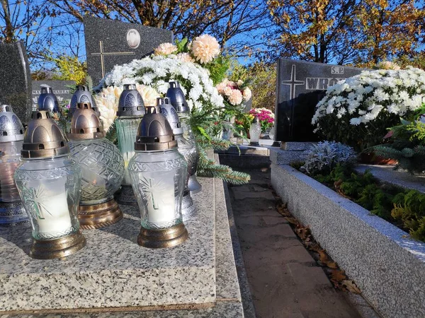 Bytom Polonia Noviembre 2021 Velas Encendidas Las Tumbas Cementerio Día — Foto de Stock