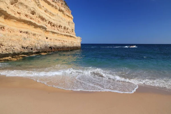 Portugalská Pláž Slunečné Počasí Regionu Algarve Slunečná Pláž Praia Marinha — Stock fotografie