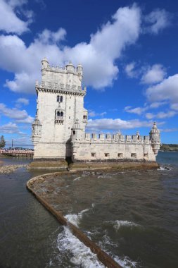 Lizbon 'un simgeleri. Torre de Belem, Lizbon, Portekiz. Tagus Nehri 'ndeki tahkimat.