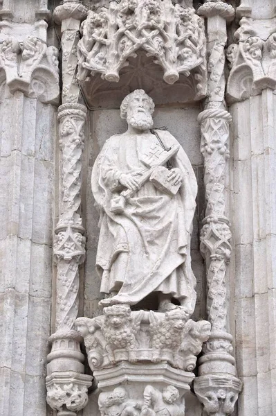 聖ペテロ使徒ゴシック様式の像 ポルトガルリスボンのベレン地区にあるジェロニモス修道院またはヒエロニムス修道院 — ストック写真