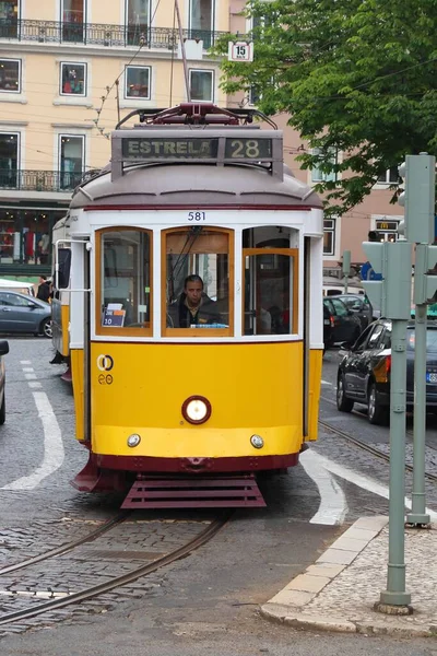 Lisboa Portugal Junho 2018 Pessoas Andam Eléctrico Amarelo Bairro Chiado — Fotografia de Stock