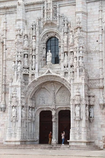 Lisboa Portugal Junho 2018 Pessoas Visitam Mosteiro Jerónimos Mosteiro Hieronymites — Fotografia de Stock