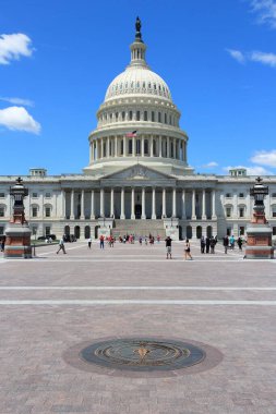 WASHINGTON DC, ABD - 14 Haziran 2013: Washington DC 'de insanlar ABD Ulusal Kongre Binası önünden yürüyorlar. 2012 yılında ABD başkentini 18,9 milyon turist ziyaret etti..