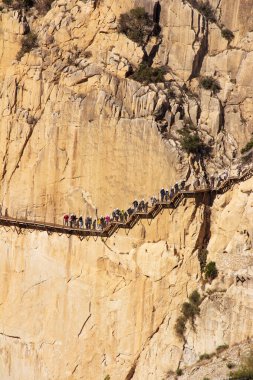 El Caminito del Rey, Ardales ve Alora, Malaga, İspanya 'da parmaklıklar arasında yürüyen muhteşem bir yoldur..