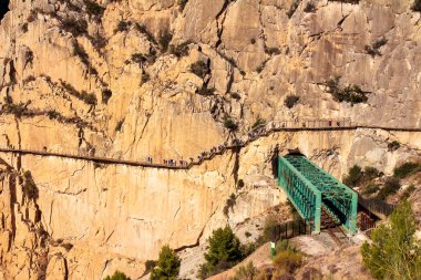 El Caminito del Rey, Ardales ve Alora, Malaga, İspanya 'da parmaklıklar arasında yürüyen muhteşem bir yoldur..
