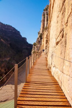 El Caminito del Rey, Ardales ve Alora, Malaga, İspanya 'da parmaklıklar arasında yürüyen muhteşem bir yoldur..