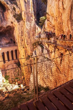 El Caminito del Rey, Ardales ve Alora, Malaga, İspanya 'da parmaklıklar arasında yürüyen muhteşem bir yoldur..