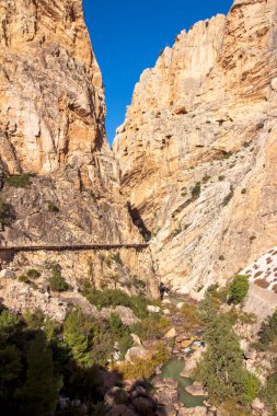 El Caminito del Rey, Ardales ve Alora, Malaga, İspanya 'da parmaklıklar arasında yürüyen muhteşem bir yoldur..