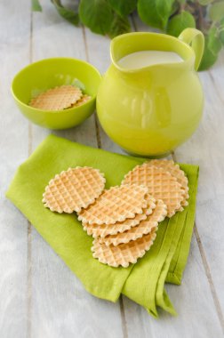 Waffle ile süt kabı