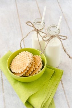 waffle ve iki şişe süt