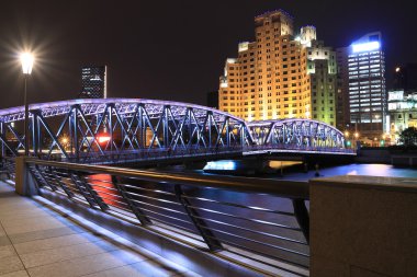 shanghai Bund Bahçe Köprüsü'nde gece gece manzarası