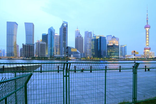Lujiazui Finance & Trade Zone of Shanghai skyline at New night lan — Foto de Stock