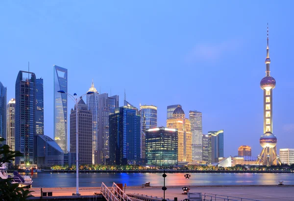 Lujiazui Finance & handel zonplanerar av Shanghai skyline på nya natten lan — Stockfoto