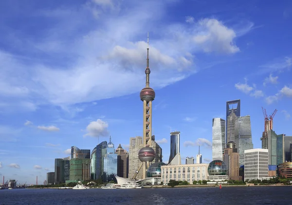 Lujiazui Financiën & handel Zone van Shanghai skyline op stad dan — Stockfoto