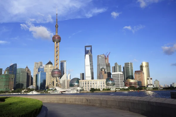 Strefa finansów idealna handlu Lujiazui Shanghai panoramę na miasto lagunowe oraz ogród — Zdjęcie stockowe