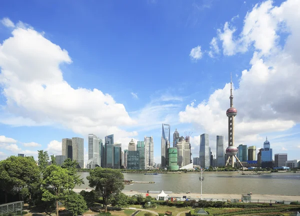 Lujiazui Finance & Trade Zone of Shanghai skyline em Nova atração — Fotografia de Stock