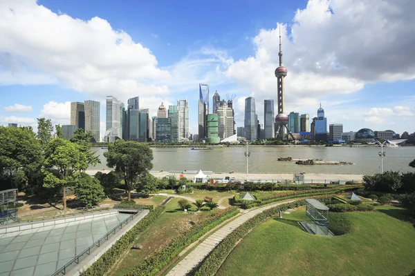 Lujiazui Finance & Trade Zone of Shanghai skyline em Nova atração — Fotografia de Stock