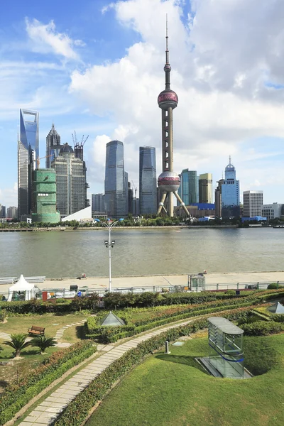 Lujiazui Finance & Trade Zone of Shanghai skyline em Nova atração — Fotografia de Stock